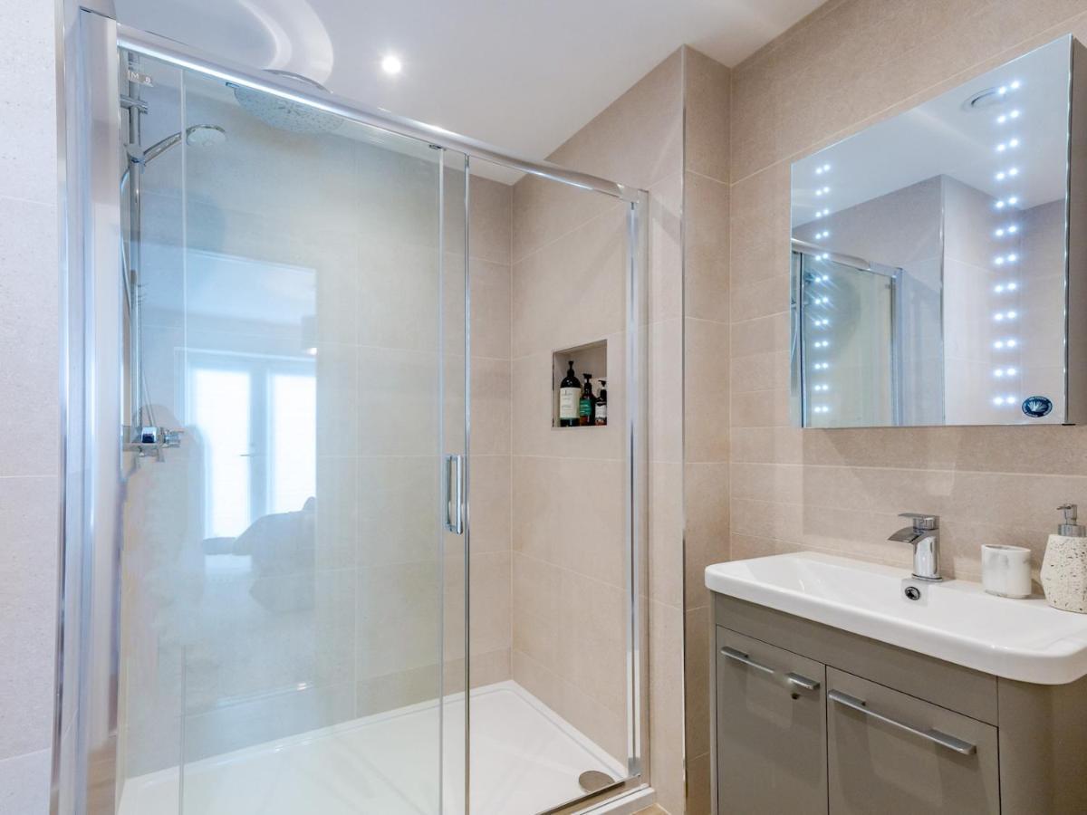 Pass The Keys Contemporary Apartment With Secure Parking Shrewsbury Exteriér fotografie